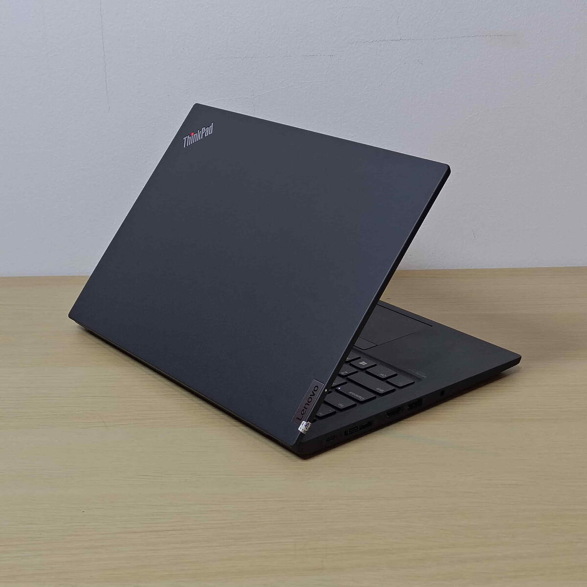 Lenovo Thinkpad T14s Belakang Kiri Butik Laptop