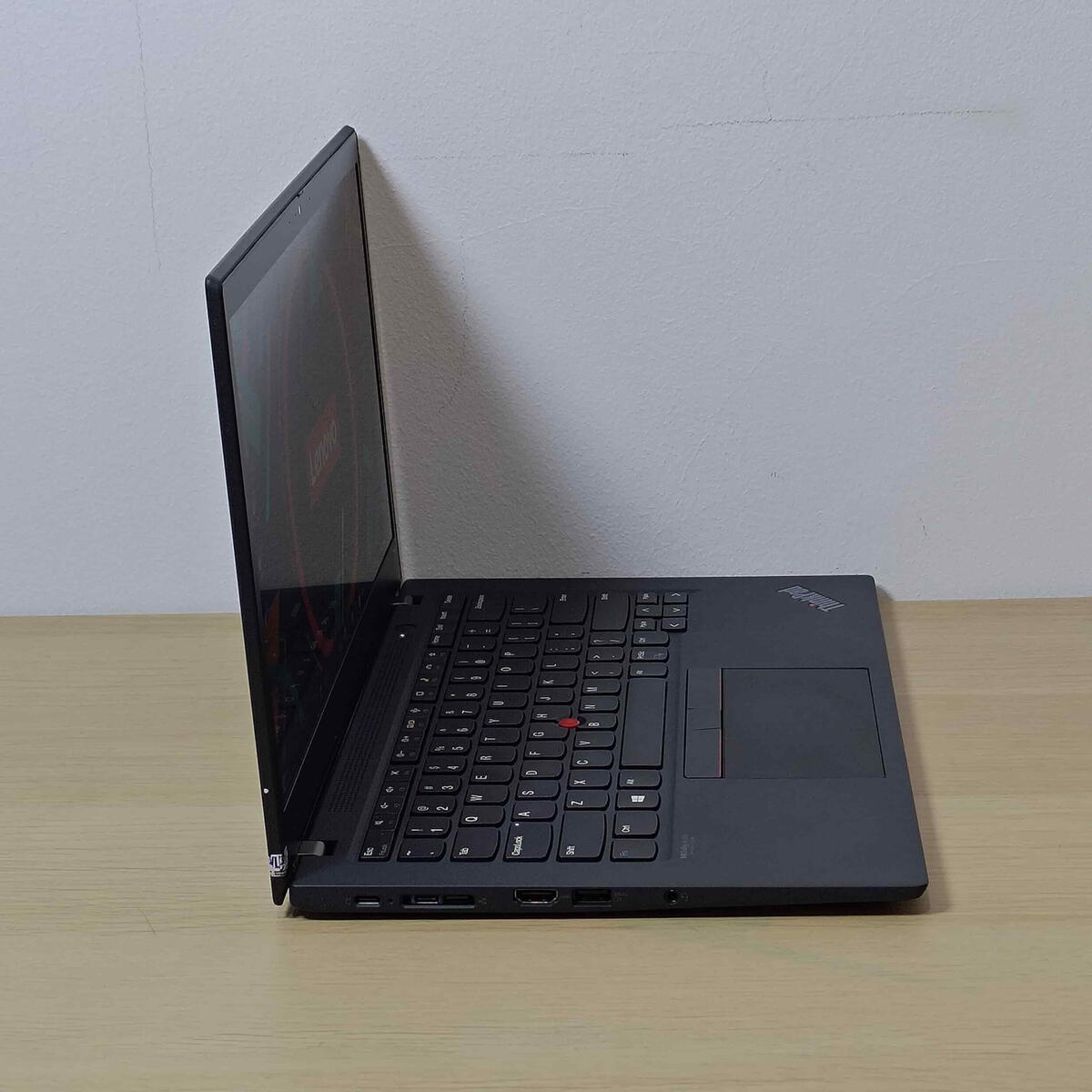 Lenovo Thinkpad T14s Samping Kanan Butik Laptop