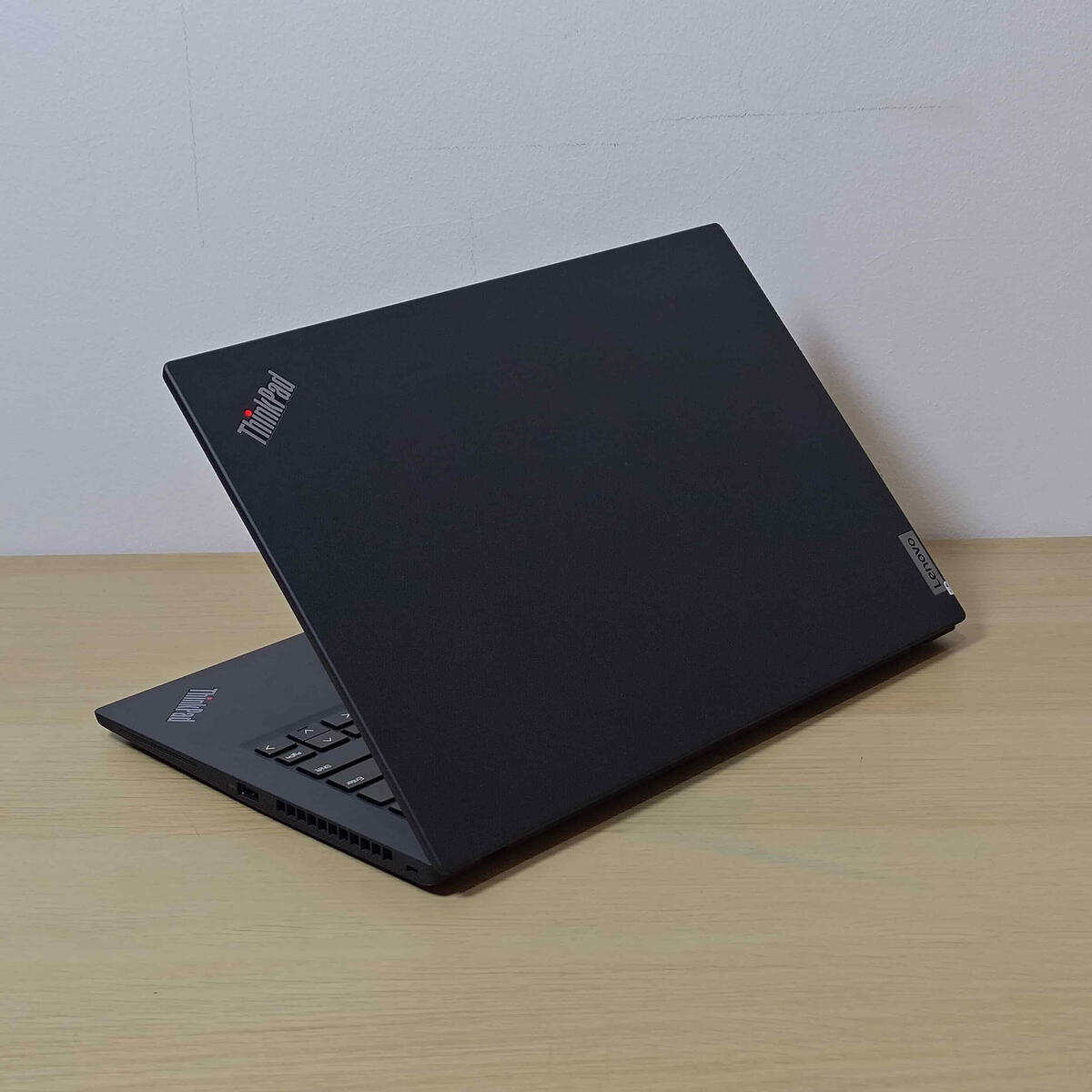 Lenovo Thinkpad T14s Belakang Kanan Butik Laptop